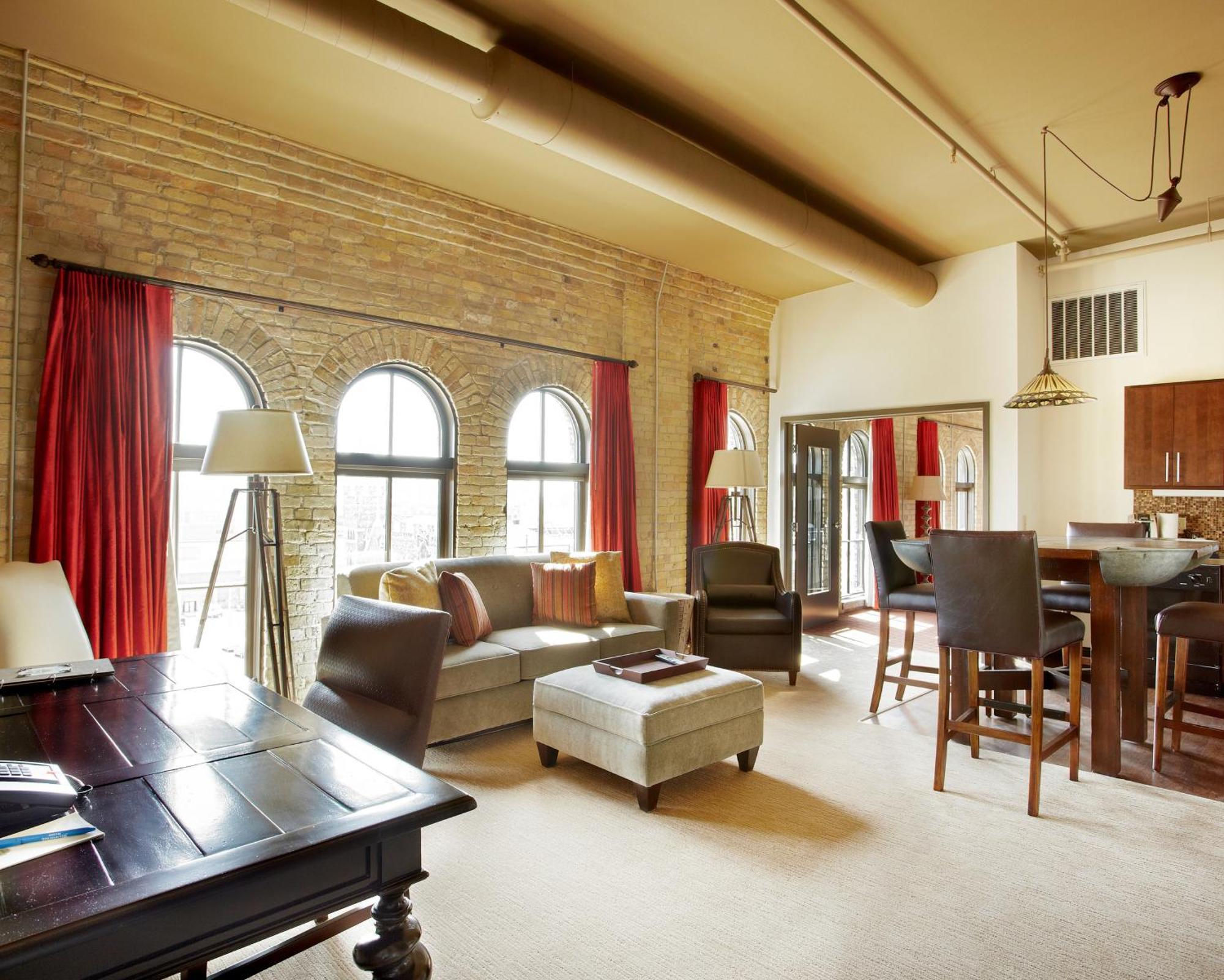 Brewhouse Inn And Suites Milwaukee Exterior photo